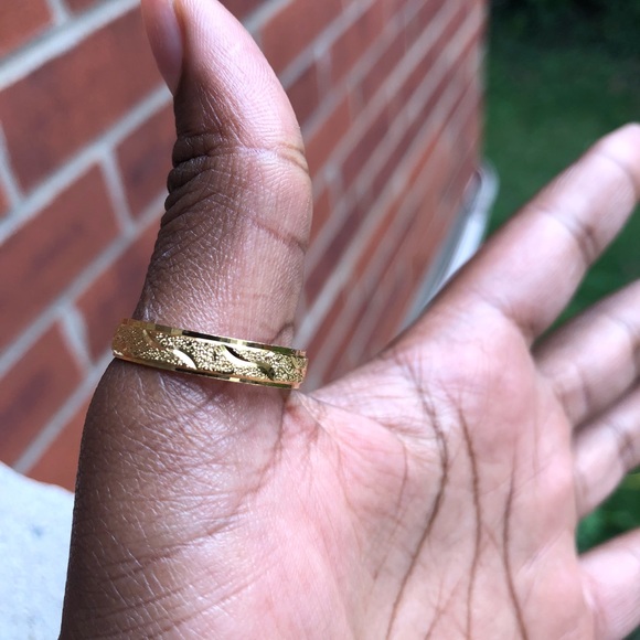 A ring - Picture 2 of 4